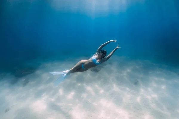 Freediver Głębokim Piaszczystym Dnie Białym Bikini Płetwami Atrakcyjna Kobieta Free — Zdjęcie stockowe