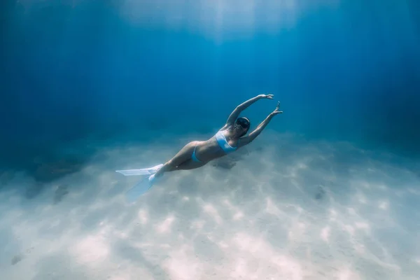 Freediver Sur Fond Sablonneux Profond Avec Bikini Blanc Des Nageoires — Photo