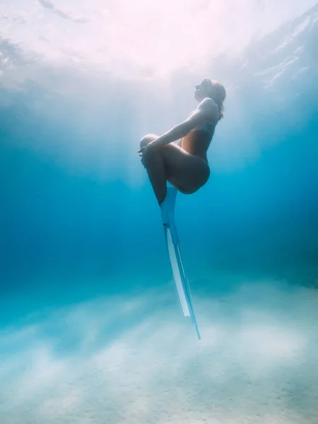 Freediver Femenina Bikini Posando Sobre Fondo Arenoso Con Aletas Blancas — Foto de Stock