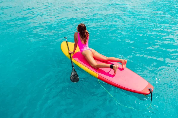 Belle Femme Relaxante Sur Planche Pagaie Mer Bleue Embarquement Sup — Photo