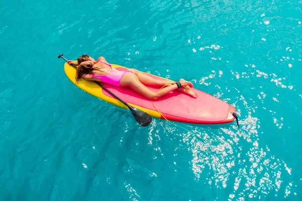 青い海のパドルボードでリラックスした魅力的な女性 熱帯の海でのサーフィン — ストック写真