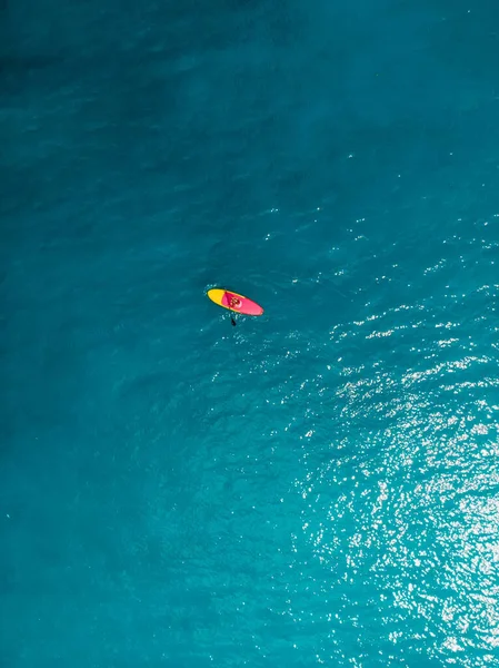 女人在平静的蓝色海洋上站在船桨板上放松 在热带海域登船 — 图库照片