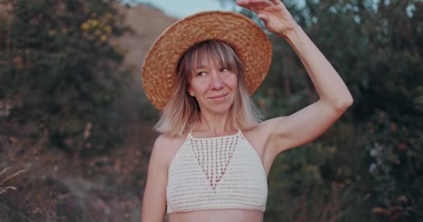 Hasır Şapkalı Bir Kadının Portresi Mutlu Bir Şekilde Kameraya Bakıyor — Stok video