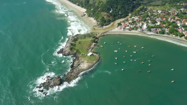 Pobřeží Skalnatým Ostrovem Pláží Oceánem Vlnami Brazílii Letecký Pohled Pláž — Stock video