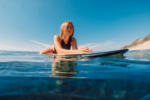 サーフィン中に海で若いですブロンドサーフィン女の子の肖像画 — ストック写真