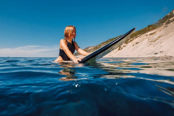 Ritratto Giovane Ragazza Bionda Che Surf Nell Oceano Durante Surf — Foto Stock