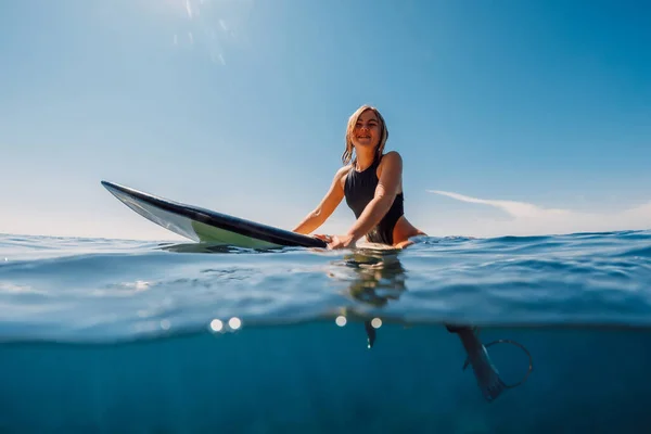 Ελκυστική Surf Κορίτσι Κάθεται Σανίδα Του Σερφ Στον Ωκεανό — Φωτογραφία Αρχείου