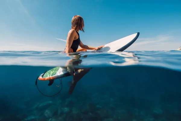 Sporty Surfgirl Sexy Bikini Sitting Surfboard Split View Ocean — Stock Photo, Image