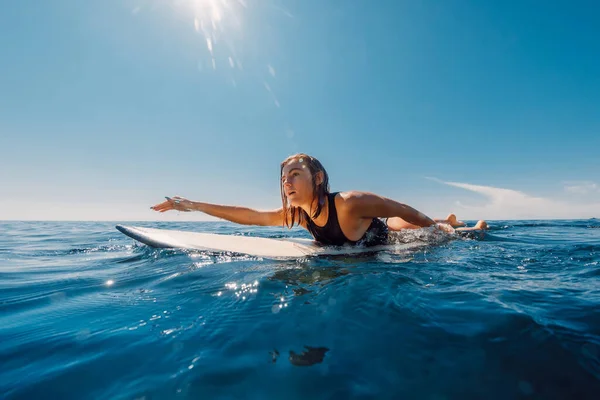 Surfista Remar Prancha Surf Mulher Surfista Atraente Oceano Dia Ensolarado — Fotografia de Stock