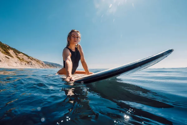 Giornata Soleggiata Con Attraente Ragazza Surf Tavola Surf Oceano Bella — Foto Stock