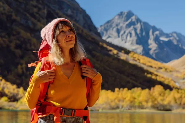 Wędrowiec Szczęśliwa Kobieta Nad Jeziorem Jesiennych Górach Górskie Jezioro Turysta — Zdjęcie stockowe