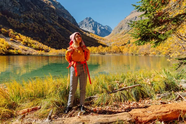 Szczęśliwa Kobieta Czerwonym Plecakiem Nad Jeziorem Jesiennych Górach Górskie Jezioro — Zdjęcie stockowe