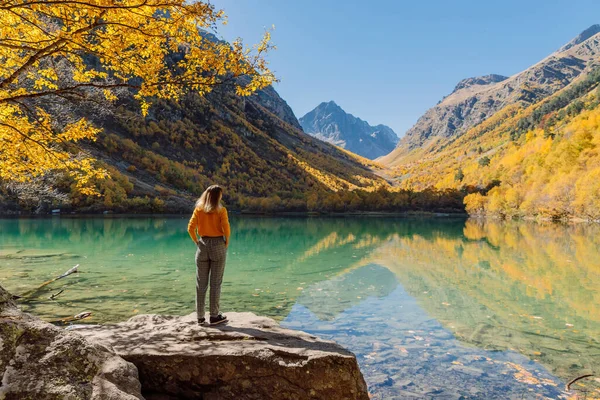Mujer Queda Roca Mira Lago Cristal Las Montañas Otoñales Lago — Foto de Stock