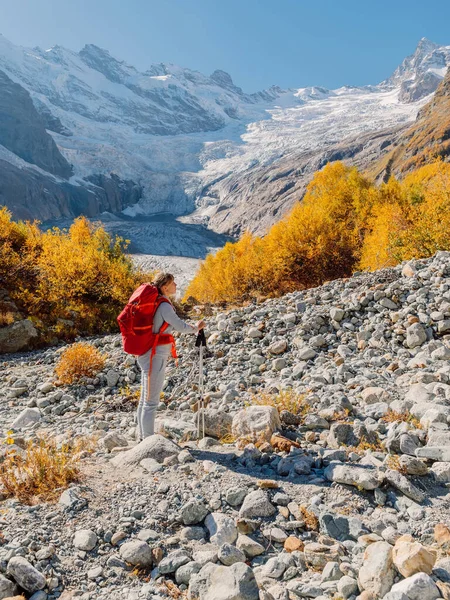 Πεζοπόρος Σακίδιο Στα Φθινοπωρινά Βουνά Όρος Παγετώνα Και Πεζοπόρος Γυναίκα — Φωτογραφία Αρχείου