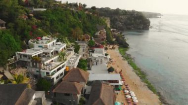 20 Haziran 2022. Bali, Endonezya. Otelleri ve kafeleri olan kıyı şeridi manzarası. Gün batımında Bali 'de Bingin plajı.