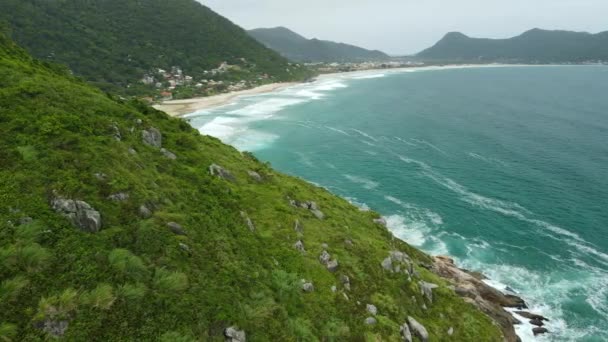 风景秀丽的海岸线与山 岩石和海洋与波涛在巴西 空中景观 — 图库视频影像