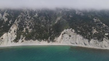 Deniz manzaralı kıyı manzarası ve çam ağaçlı yüksek uçurum. Akdeniz 'de yaz günü