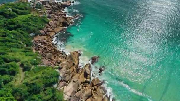 Litoral Incrível Com Rochas Oceano Transparente Turquesa Com Ondas Vista — Vídeo de Stock