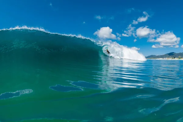 2022年3月27日 ブラジル フロリアノポリス サーフィン中のアスリートマン バレル波でサーフボード上のサーファーに乗る — ストック写真