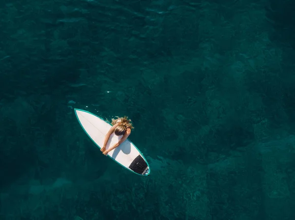 Surfeuse Nager Détendre Avec Planche Surf Dans Océan Vue Aérienne — Photo