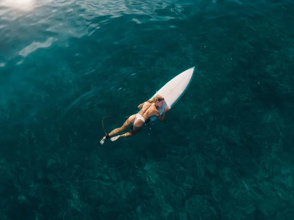 Αεροφωτογραφία Της Σέξι Surfer Γυναίκα Σανίδα Του Σερφ Στον Τροπικό — Φωτογραφία Αρχείου