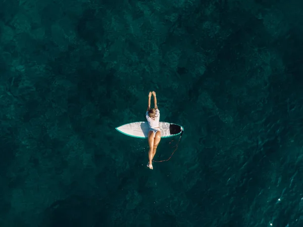 Αεροφωτογραφία Της Ελκυστικής Γυναίκας Surfer Μια Όμορφη Φιγούρα Χαλαρώστε Στην — Φωτογραφία Αρχείου