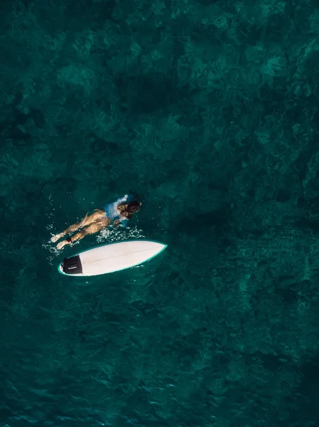 Surf Girl Nadar Con Tabla Surf Océano Transparente Vista Aérea —  Fotos de Stock