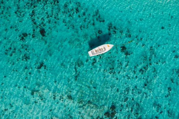 Barca Bianca Trasparente Oceano Blu Isola Tropicale Vista Aerea — Foto Stock