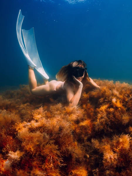 Freediver Woman Mask White Fins Posing Underwater Freediving Blue Sea — Stock Photo, Image