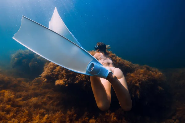 Woman Diving Mask White Freedive Fins Posing Underwater Deep Freediving — ストック写真