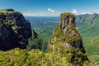 Espraiado Kanyonu ve kayalarla manzaralı. Santa Catarina, Brezilya 'daki dağlar.
