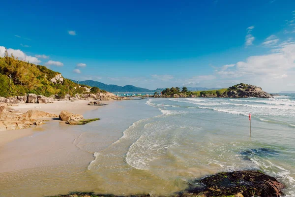 Matadeiro Plage Avec Île Rocheuse Océan Avec Vagues Surf Plage — Photo