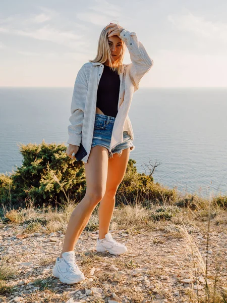 Retrato Mulher Atraente Shorts Uma Camisa Posando Livre Com Luz — Fotografia de Stock