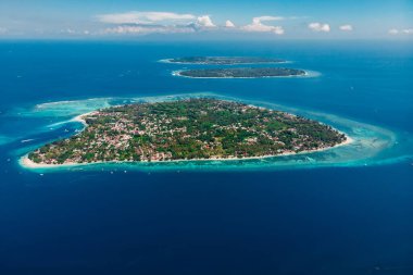 Gili adaları ve okyanusla hava manzarası. Gili Air, Meno ve Trawangan adaları