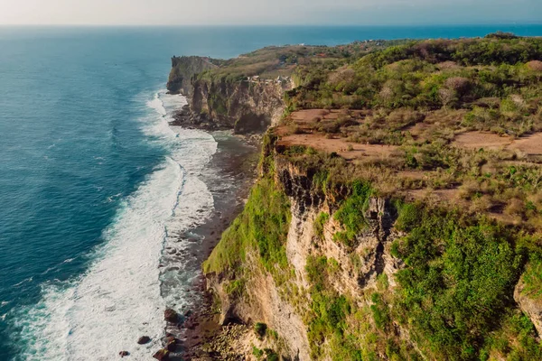 Vista Aérea Costa Cênica Com Falésias Oceano Com Ondas Uluwatu — Fotografia de Stock