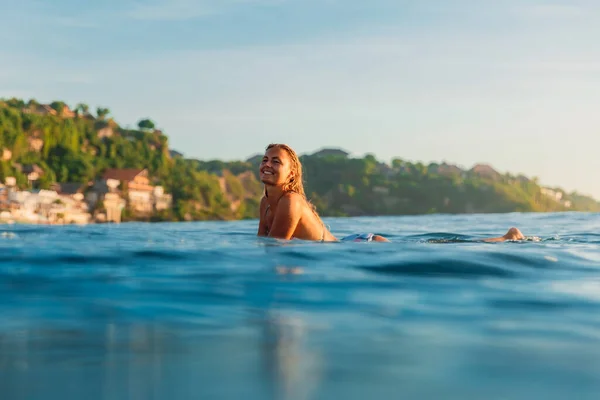 Счастливая Женщина Серфер Доске Серфинга Океане Удивительный Пейзаж Заднем Плане — стоковое фото