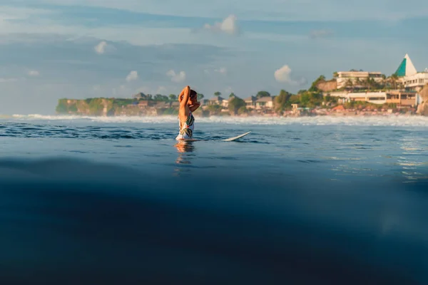 Aantrekkelijke Surfer Vrouw Tijdens Het Surfen Surfplank Oceaan — Stockfoto