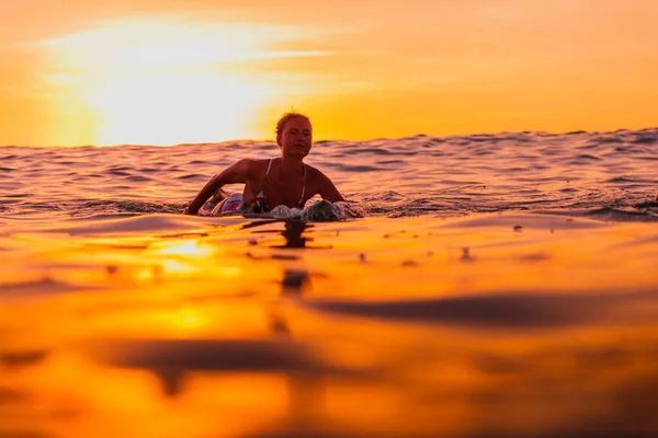 Серферна Жінка Веслує Дошці Серфінгу Тропічному Океані — стокове фото