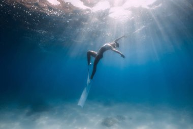 Beyaz yüzgeçli Freediver. Suyun altında poz veren çekici kadın.
