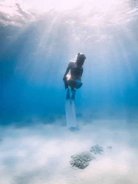 Žena Bikinách Pózuje Pod Vodou Nad Písčitým Mořským Dnem Ploutvemi — Stock fotografie