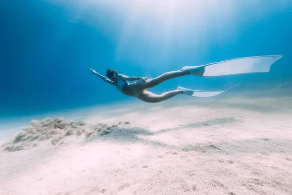 Freediver Underwater Glides White Fins Attractive Woman Free Diver Blue — Stockfoto