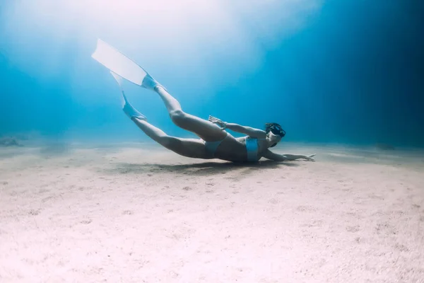 Freitaucher Unter Wasser Gleiten Mit Weißen Flossen Attraktive Freitaucherin Blauen — Stockfoto