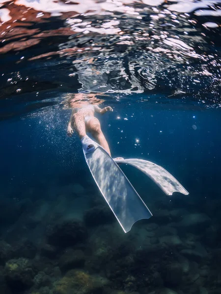 Žena Bílými Ploutvemi Plavat Modrém Oceánu — Stock fotografie