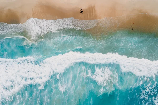 Surfer Tropical Beach Blue Transparent Ocean Waves Aerial View — ストック写真