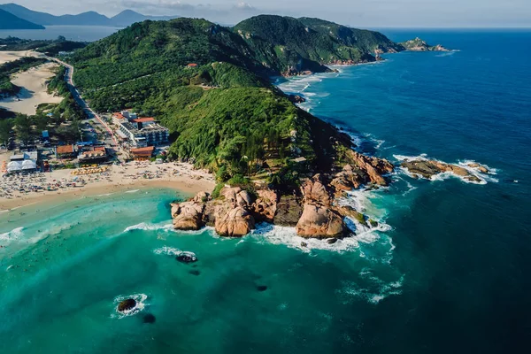 Популярный Туристический Пляж Скалами Атлантическим Океаном Волнами Бразилии Вид Воздуха — стоковое фото