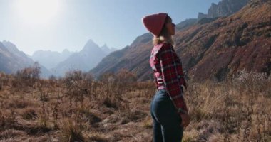 Genç bayan sonbahar dağlarında eğleniyor. Dağ ve mutlu yürüyüşçü