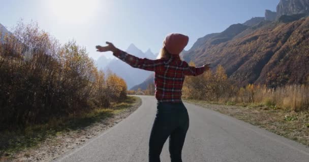 Genç Bayan Sonbahar Dağlarında Eğleniyor Mutlu Hippi Kız Kanada Yolda — Stok video