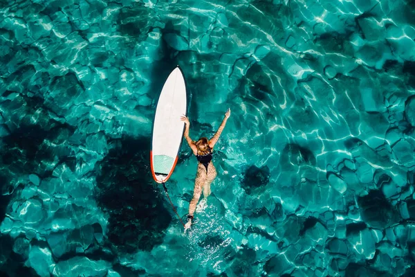 Surf Girl Swim Surfboard Transparent Ocean Aerial Top View — ストック写真