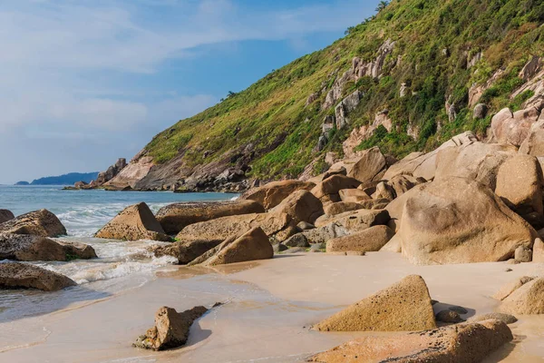 Beach Stones Mountain Ocean Holiday Beach Brazil Florianopolis — Zdjęcie stockowe