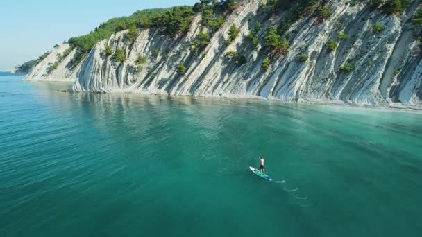 Άνδρες Σταθεί Κουπί Σκάφους Στη Γαλάζια Θάλασσα Surfer Στο Sup — Αρχείο Βίντεο